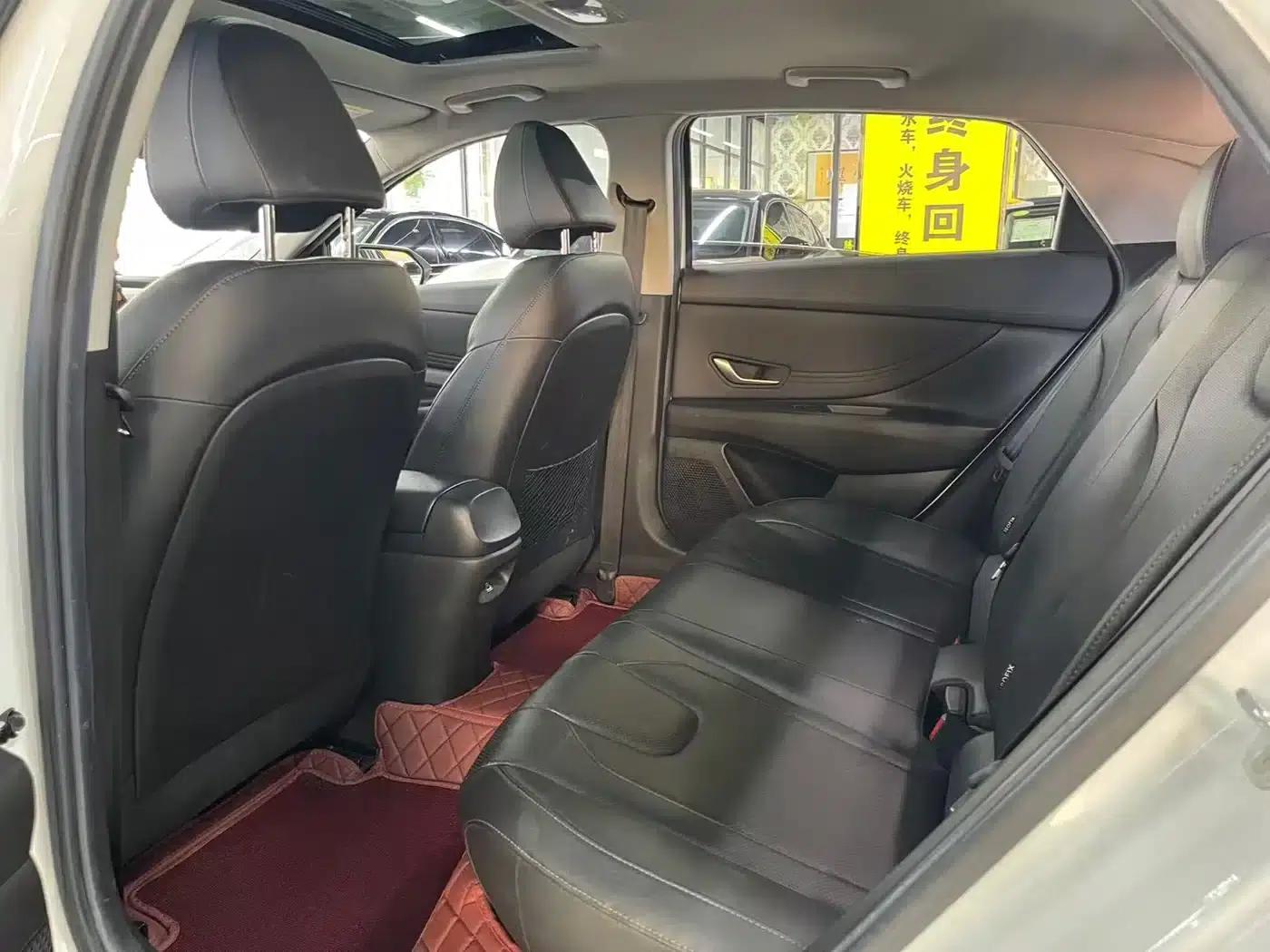 Hyundai Elantra 2021 1.5L CVT LUX Premium Edition — миниатюра 8