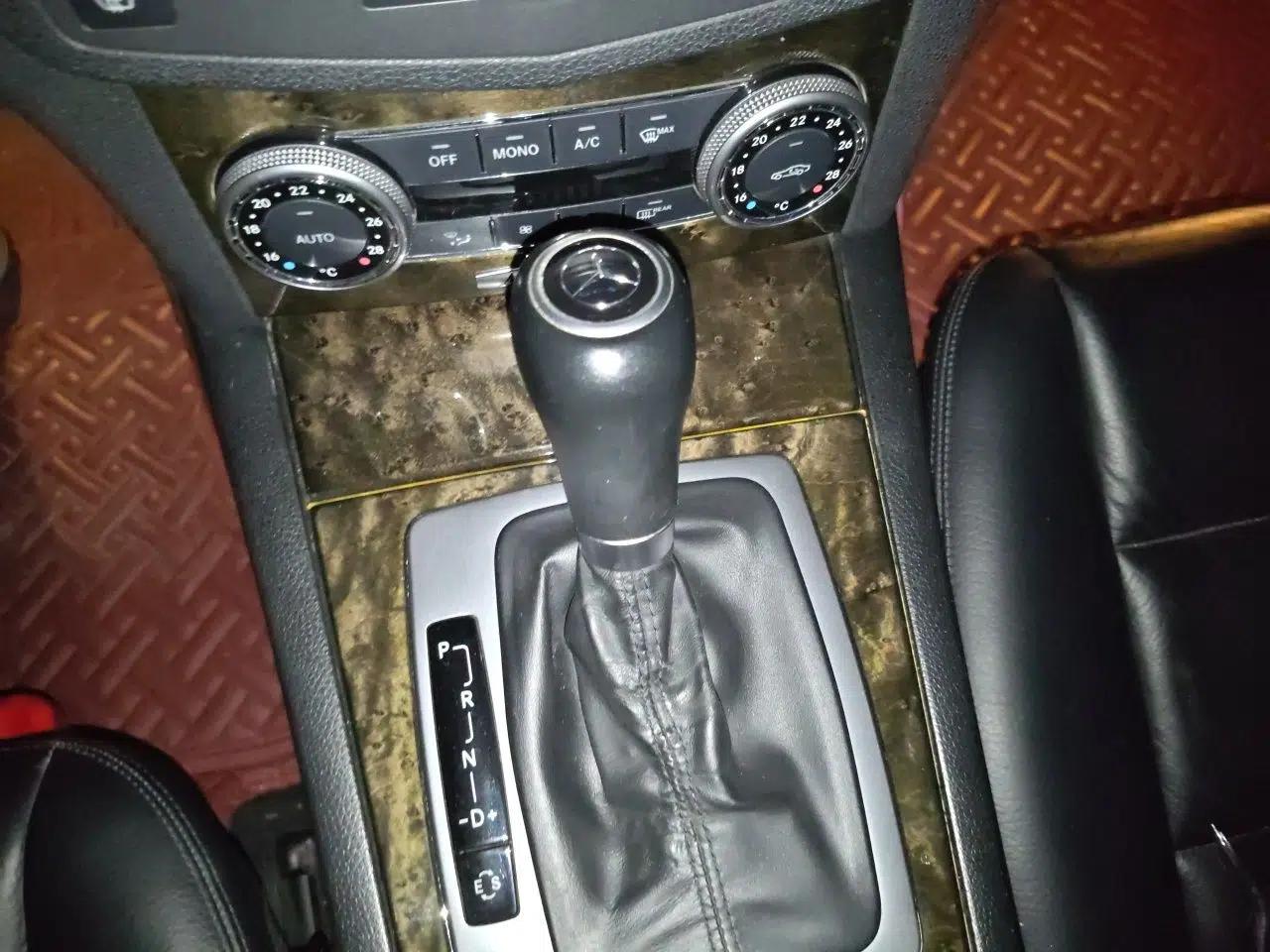Mercedes-Benz C-Class 2010 C 200 CGI Fashion Model — миниатюра 14