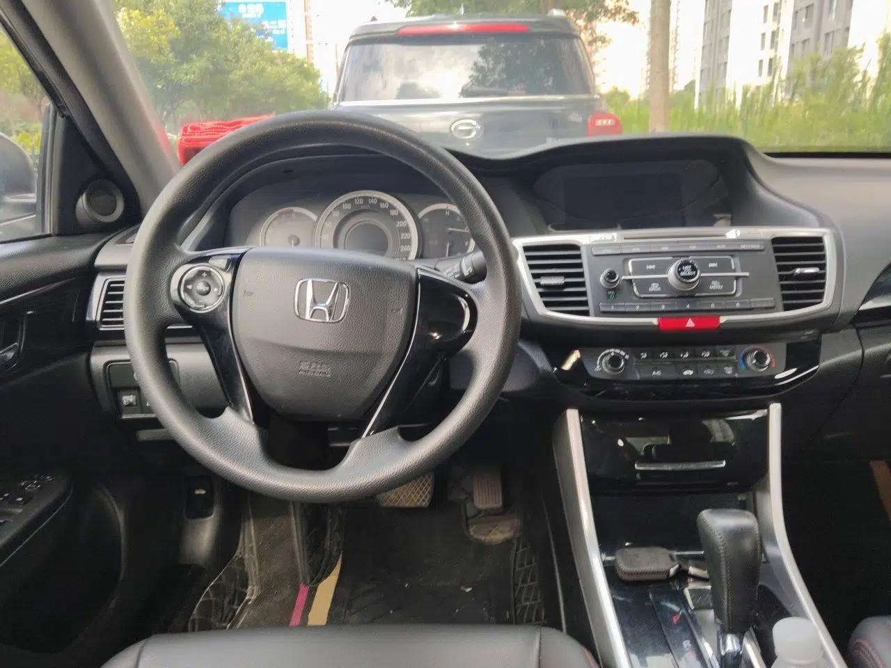 Honda Accord 2016 2.0L Comfort Edition — миниатюра 10