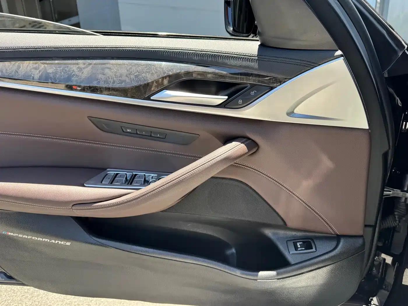 2019 BMW 5 Series 525Li M Sport Package — миниатюра 10