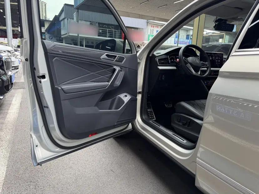 Volkswagen Tiguan L 2022 330TSI Automatic Two-Wheel Drive R-Line Enhanced Edition — миниатюра 32
