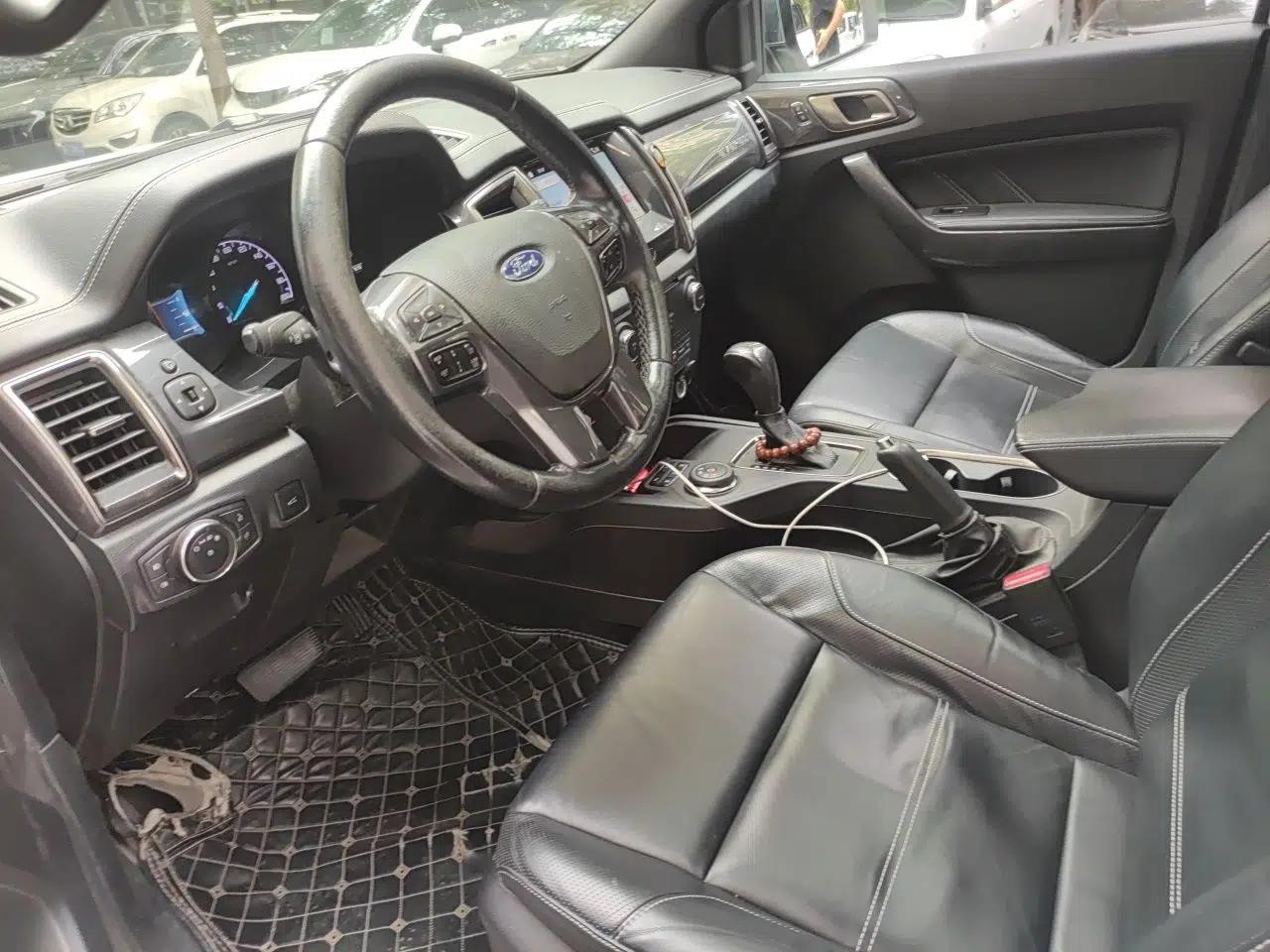 Ford Everest 2017 2.0T Gasoline Automatic 4x4 Luxury Edition 7 Seats — миниатюра 15