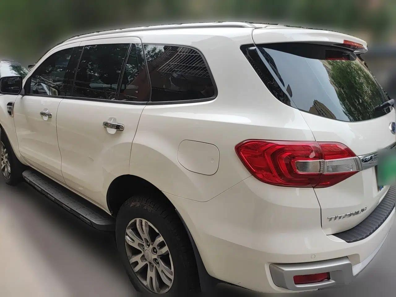 Ford Everest 2017 2.0T Gasoline Automatic 4x4 Luxury Edition 7 Seats — миниатюра 4