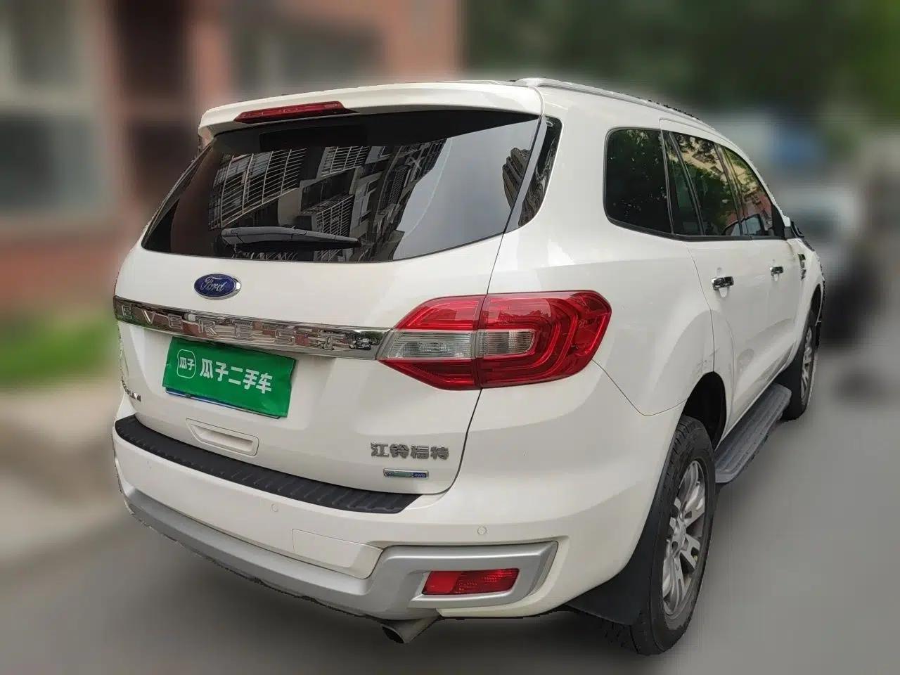 Ford Everest 2017 2.0T Gasoline Automatic 4x4 Luxury Edition 7 Seats — миниатюра 6