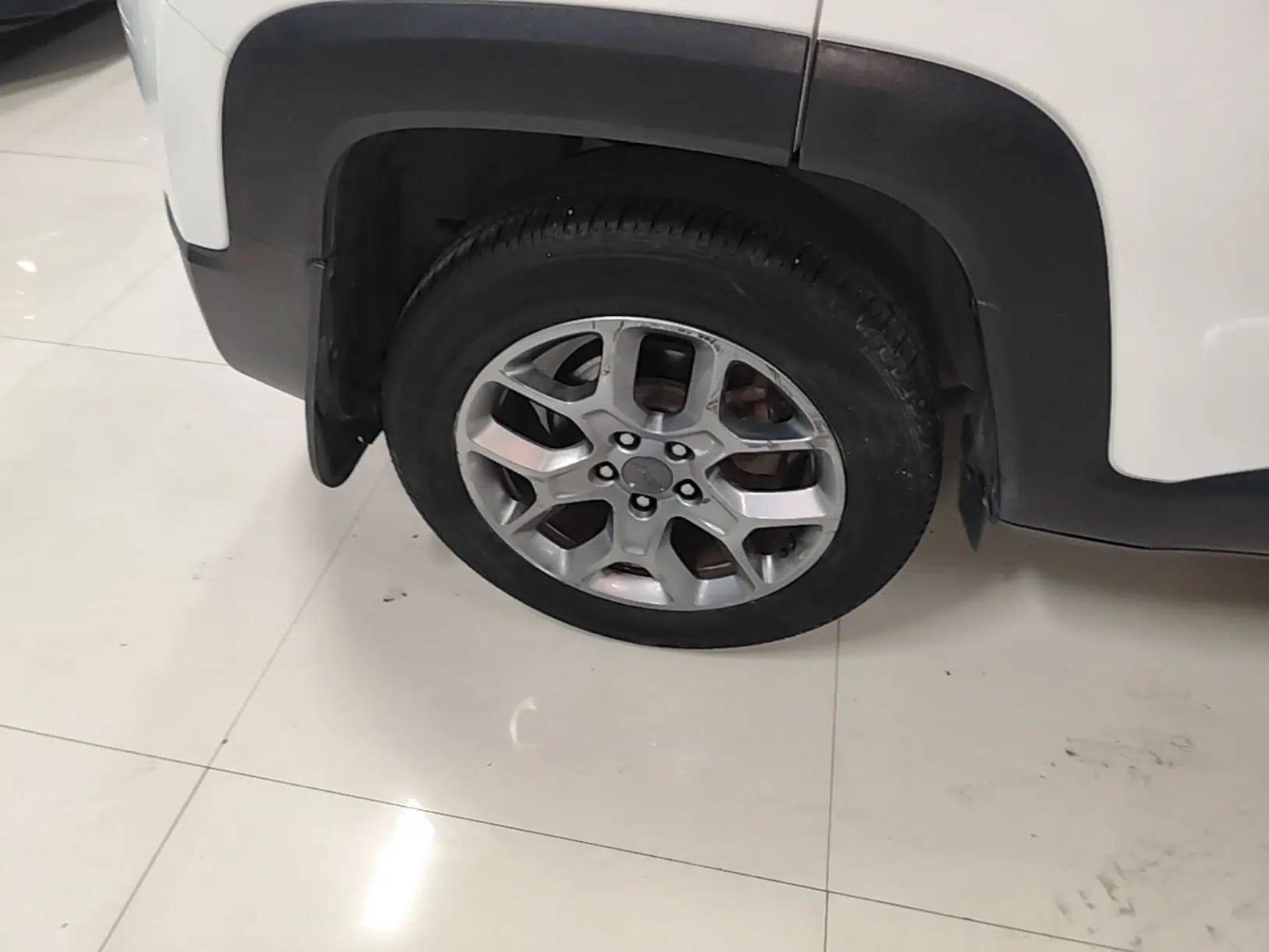 Jeep Renegade 2017 180T Automatic Kinetic Edition+ — миниатюра 11