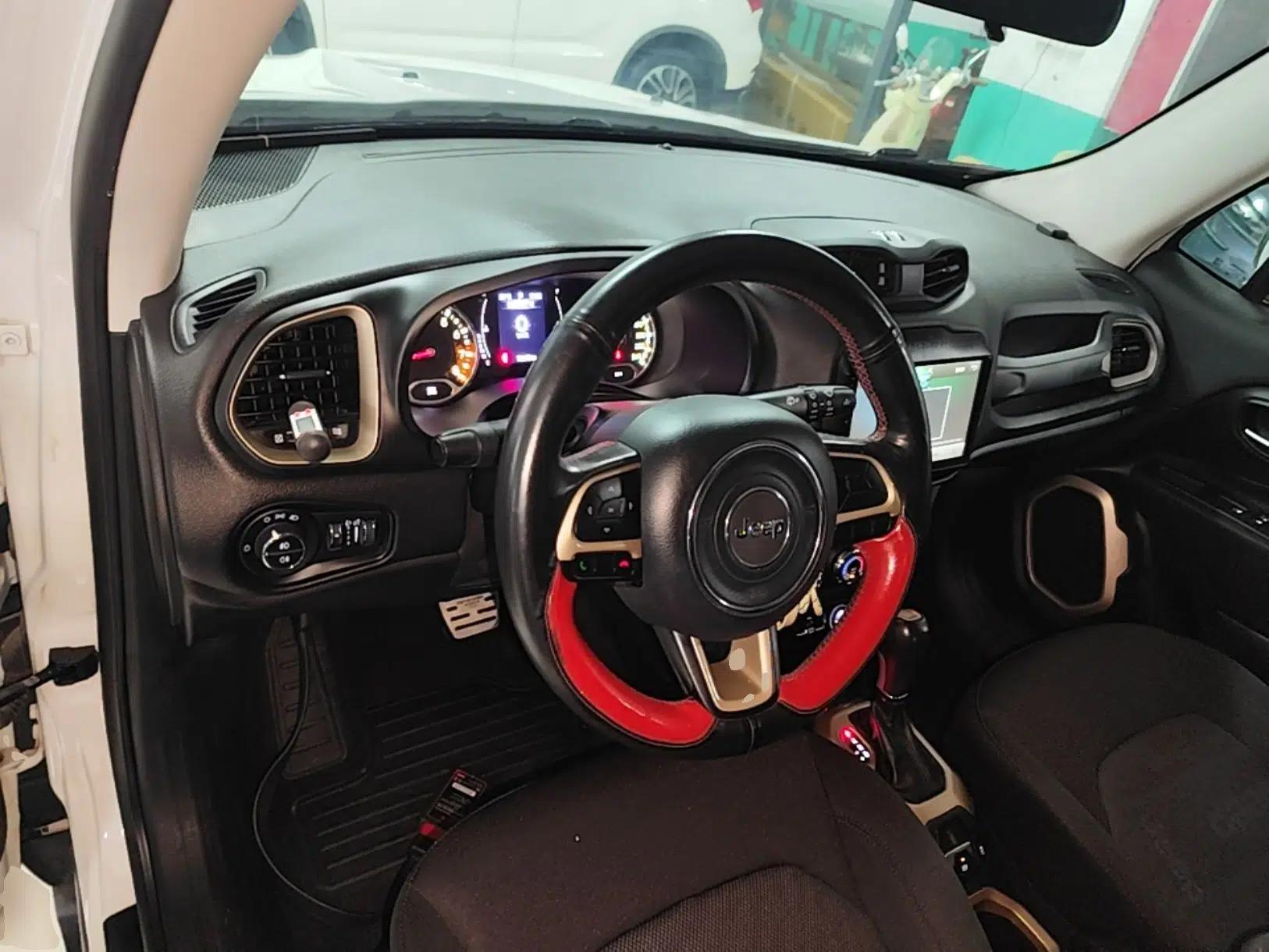 Jeep Renegade 2017 180T Automatic Kinetic Edition+ — миниатюра 12