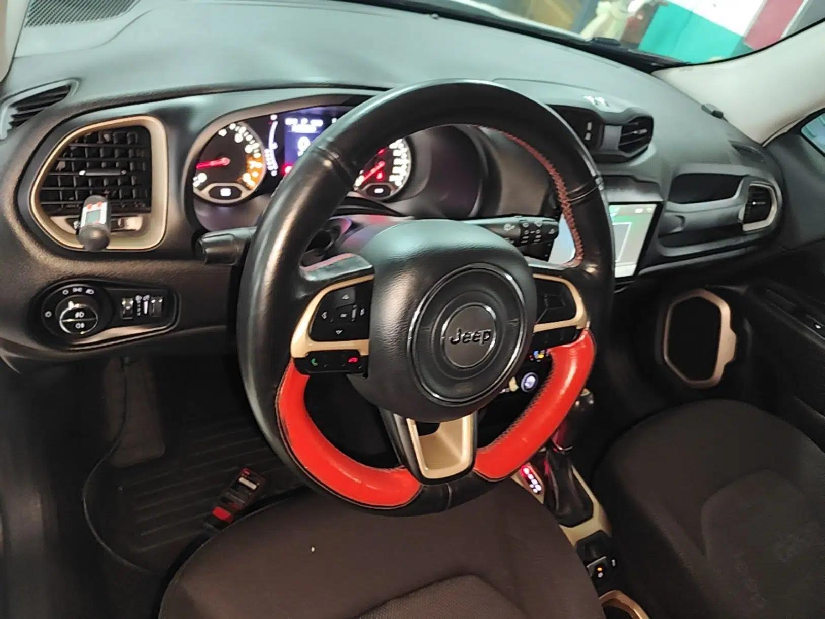 Jeep Renegade 2017 180T Automatic Kinetic Edition+ — миниатюра 13