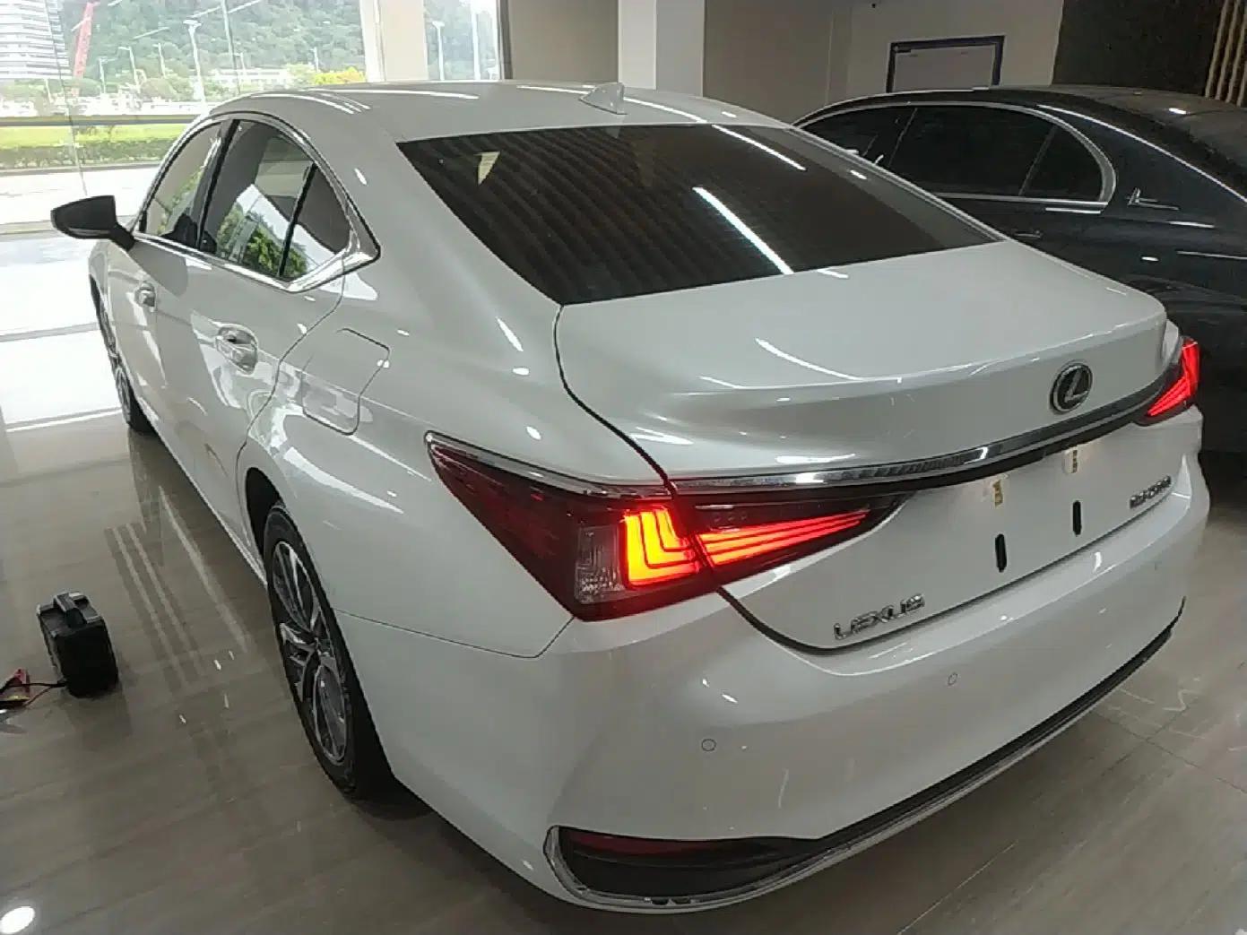 Lexus ES 2023 200 Excellence Edition — миниатюра 4