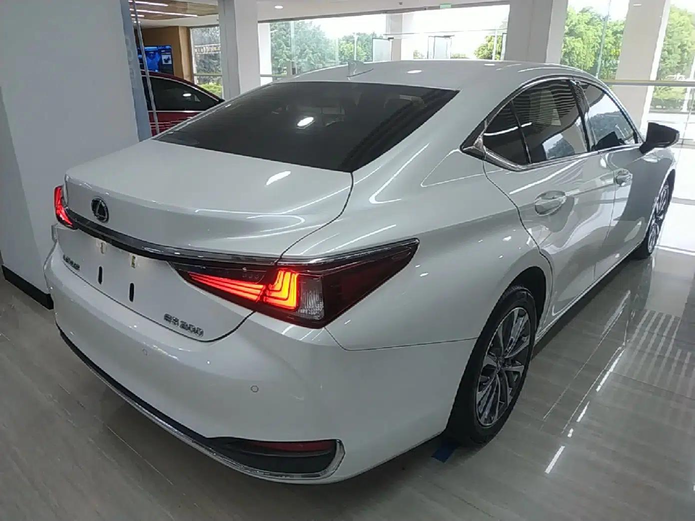 Lexus ES 2023 200 Excellence Edition — миниатюра 6