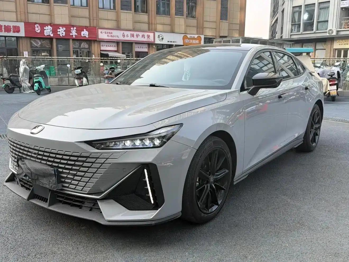 Changan UNI-V 2022 1.5T Premium Edition — миниатюра 1