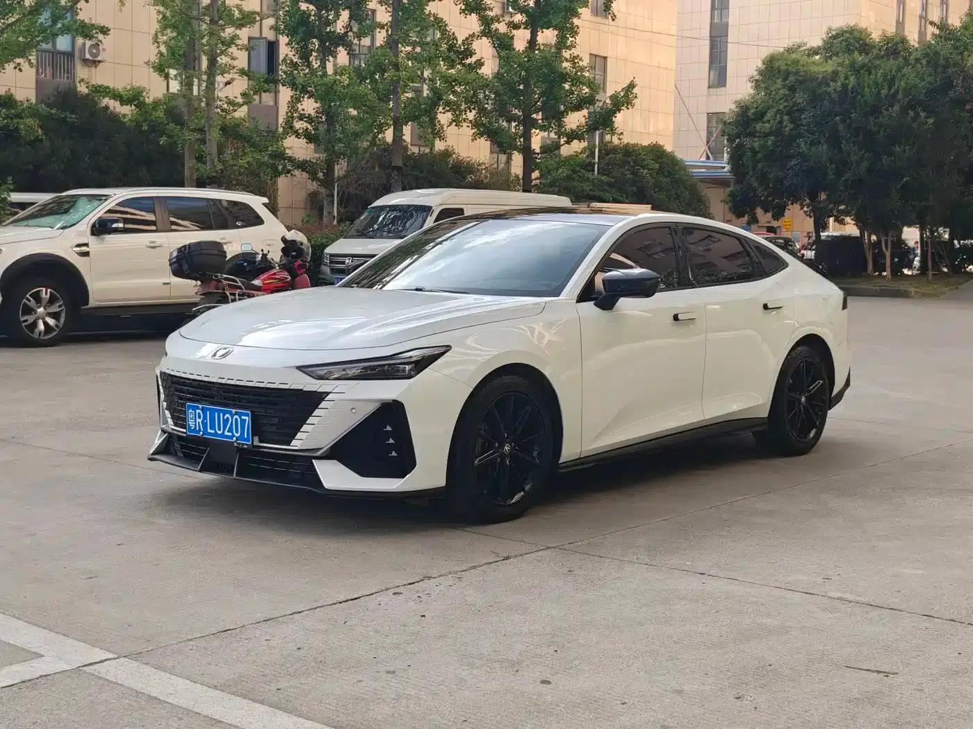 Changan UNI-V 2023 1.5T Premium Edition — миниатюра 3