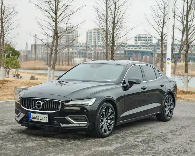 2022 Volvo S60 B4 Smart Luxury Edition — миниатюра 1
