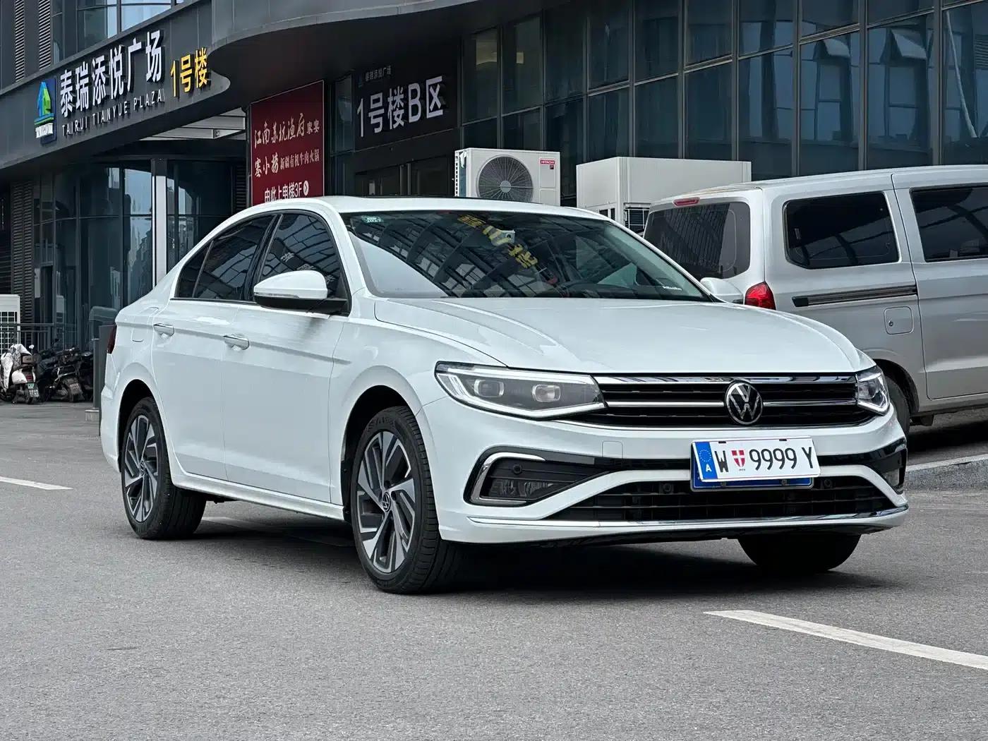 2025 Volkswagen Bora Facelift 300TSI DSG Premium Edition — миниатюра 3
