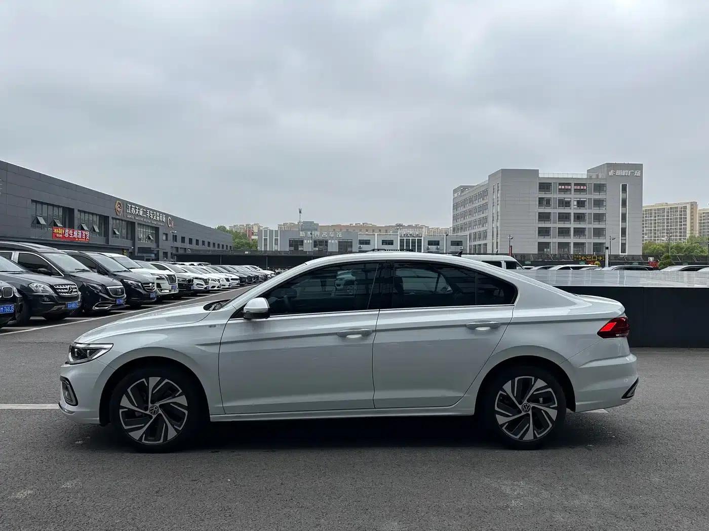 2025 Volkswagen Bora Facelift 300TSI DSG Premium Edition — миниатюра 4