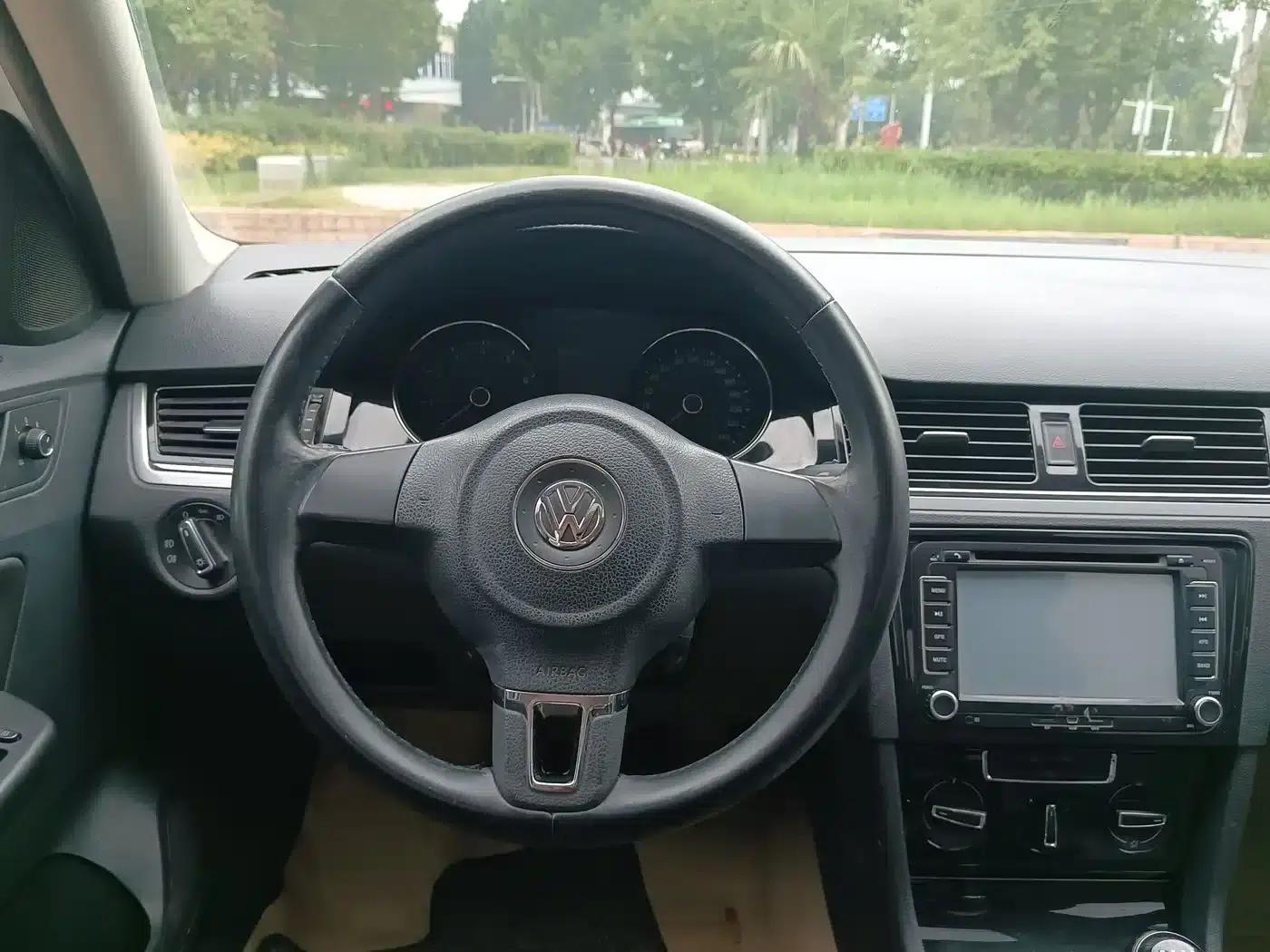 2014 Volkswagen Bora 1.6L Manual Comfort Model — миниатюра 12