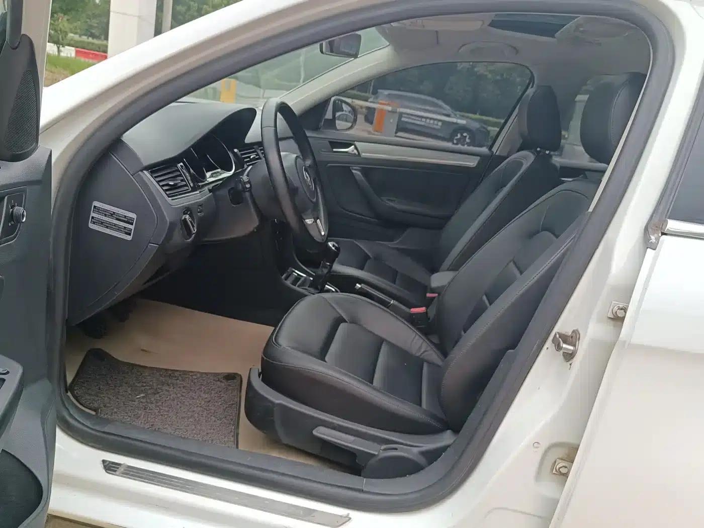 2014 Volkswagen Bora 1.6L Manual Comfort Model — миниатюра 6