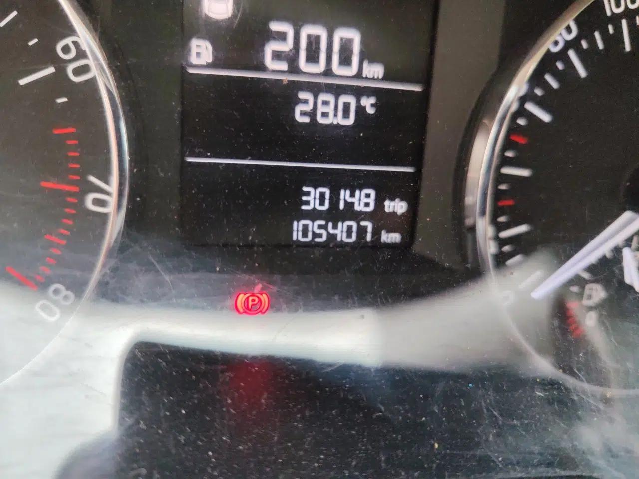 Skoda Octavia 2015 1.6L Automatic Yijie Edition — миниатюра 11