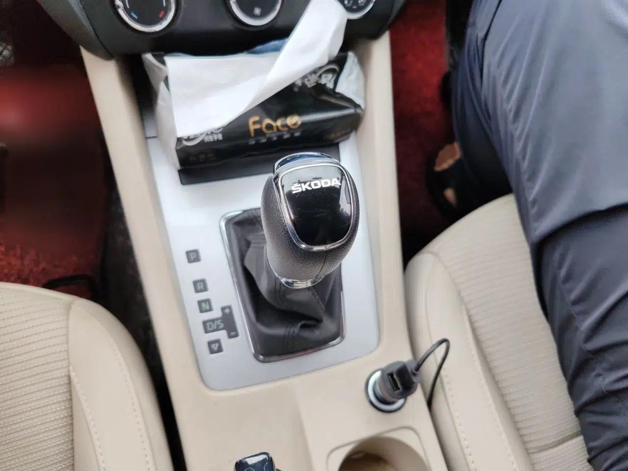 Skoda Octavia 2015 1.6L Automatic Yijie Edition — миниатюра 13