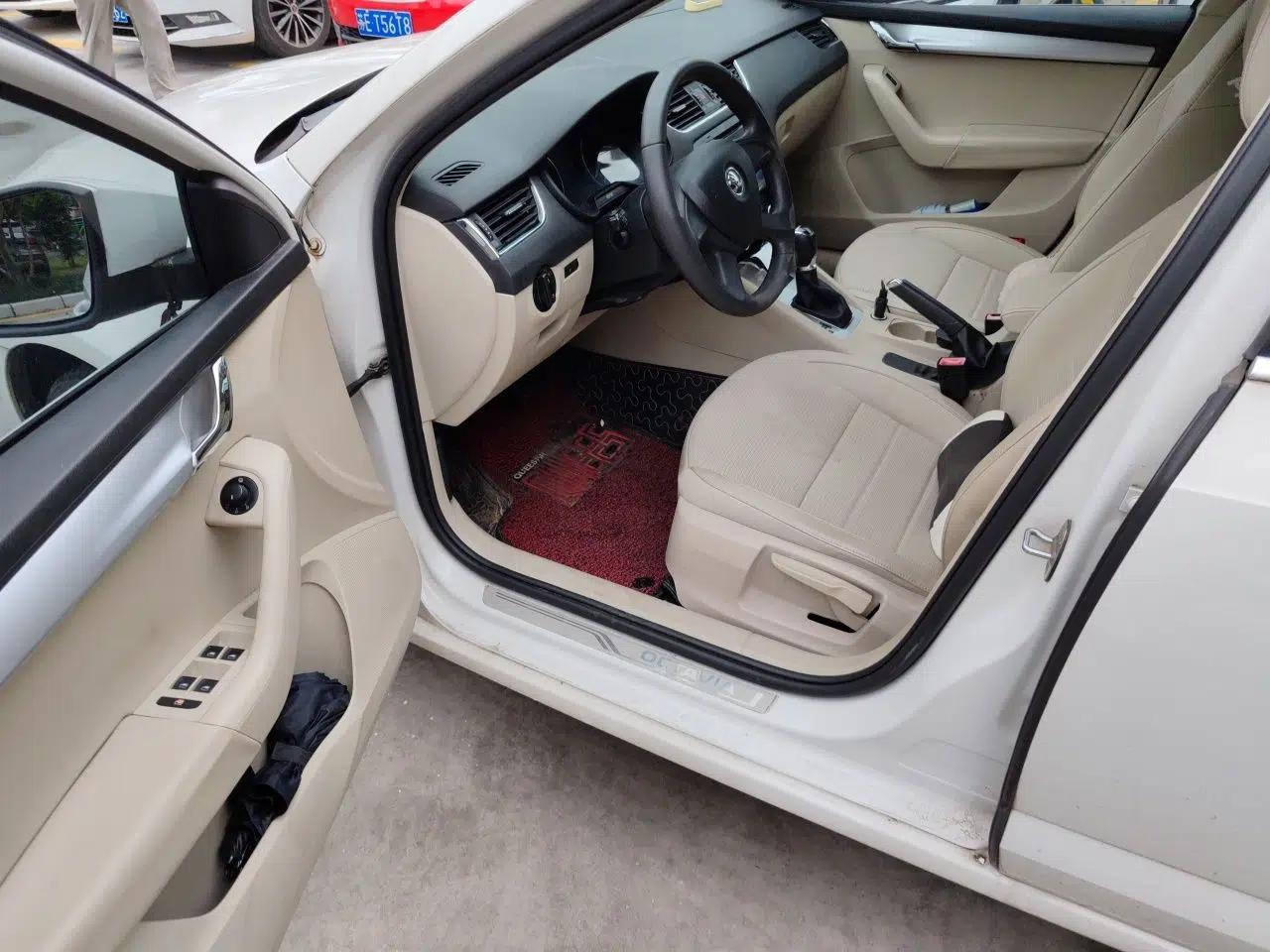 Skoda Octavia 2015 1.6L Automatic Yijie Edition — миниатюра 19