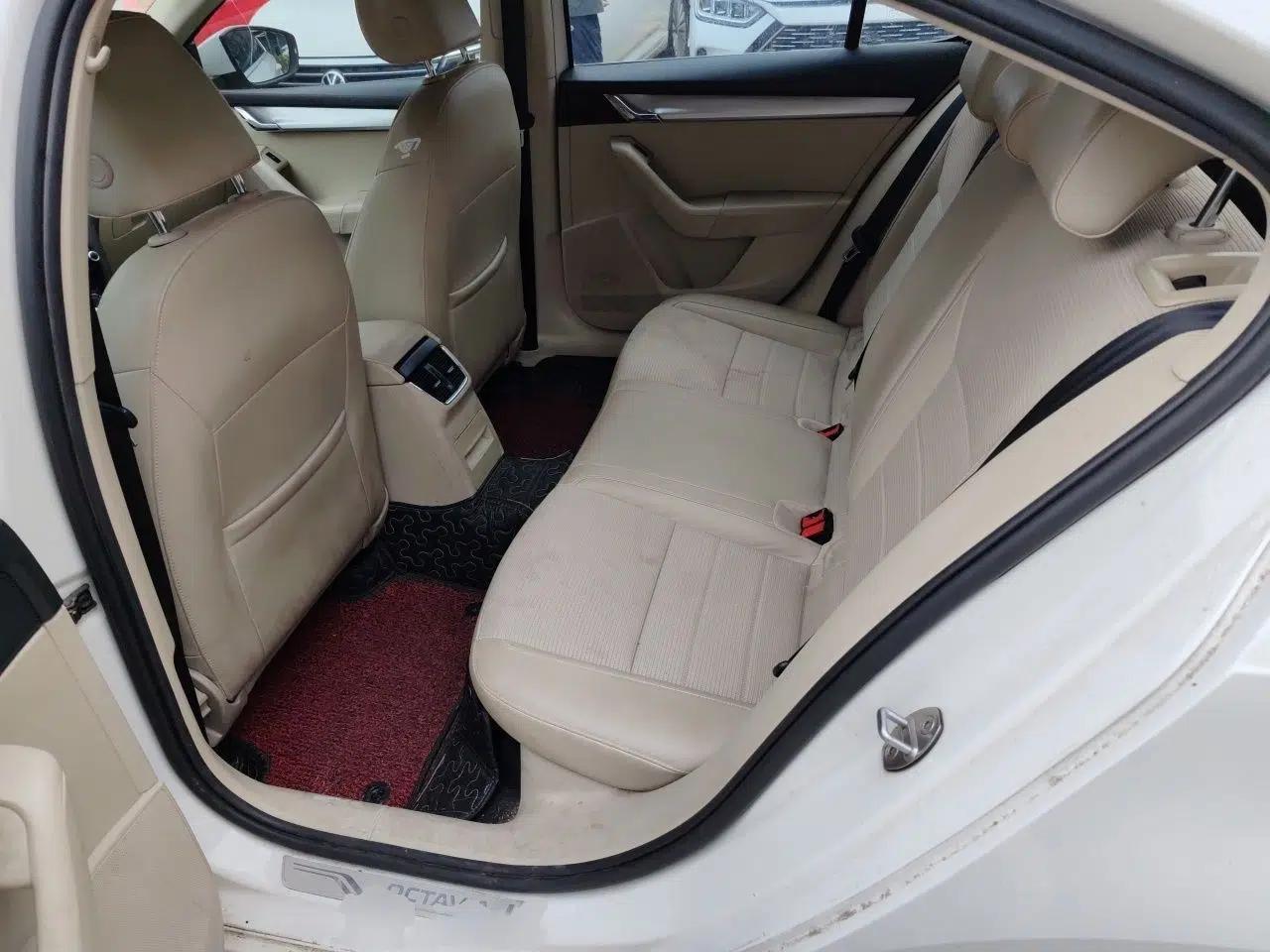 Skoda Octavia 2015 1.6L Automatic Yijie Edition — миниатюра 20