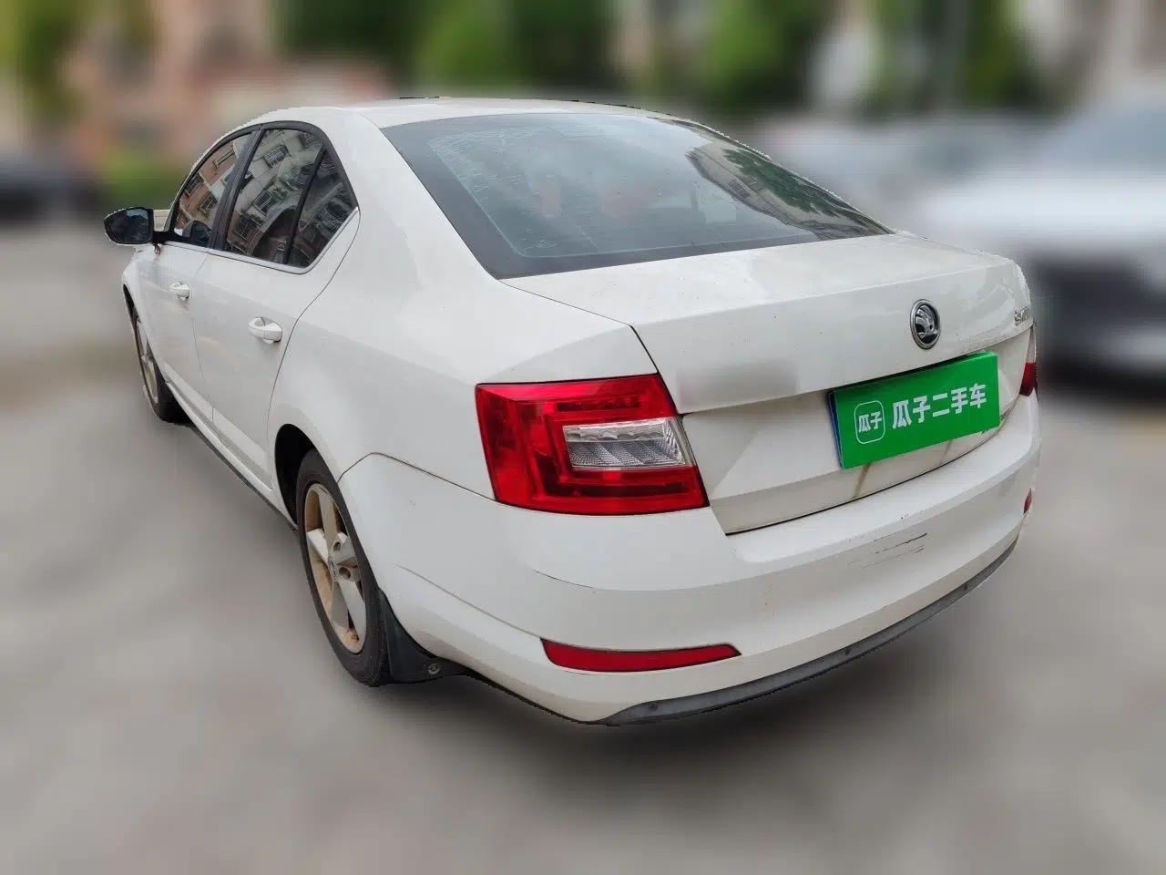 Skoda Octavia 2015 1.6L Automatic Yijie Edition — миниатюра 4