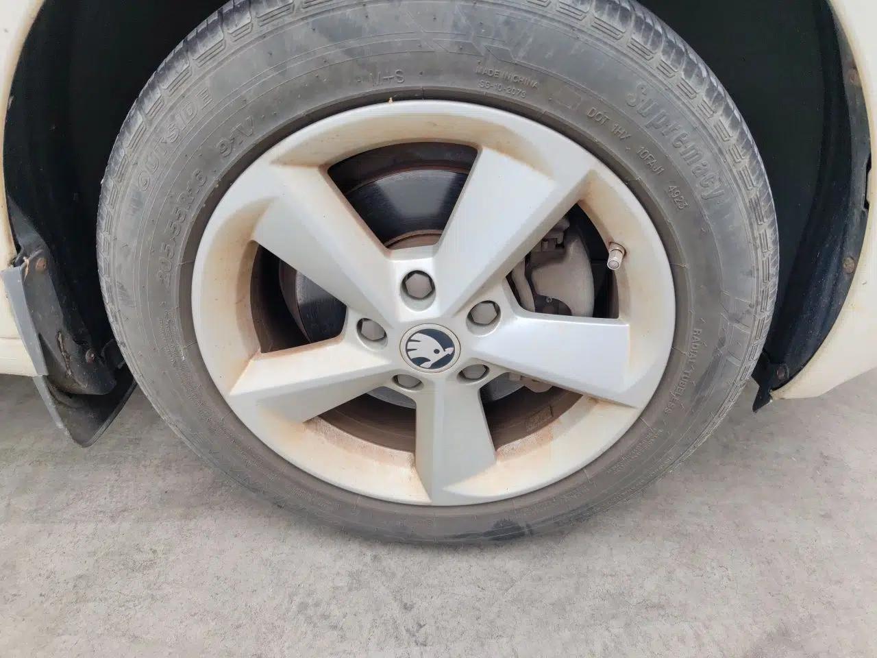 Skoda Octavia 2015 1.6L Automatic Yijie Edition — миниатюра 8