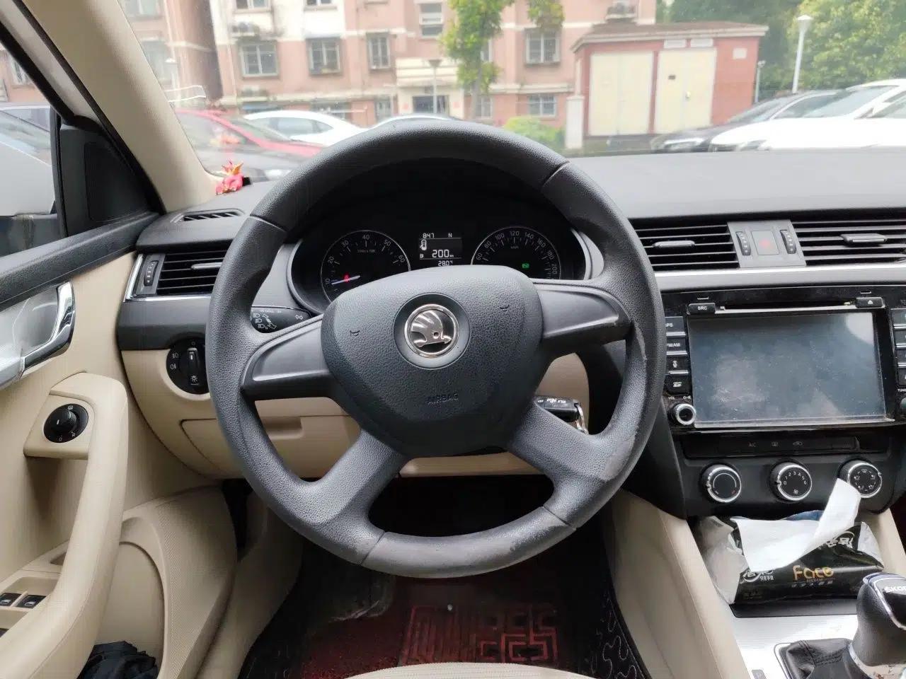 Skoda Octavia 2015 1.6L Automatic Yijie Edition — миниатюра 9