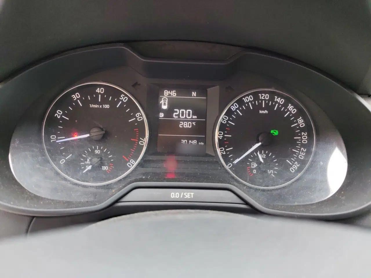 Skoda Octavia 2015 1.6L Automatic Yijie Edition — миниатюра 10