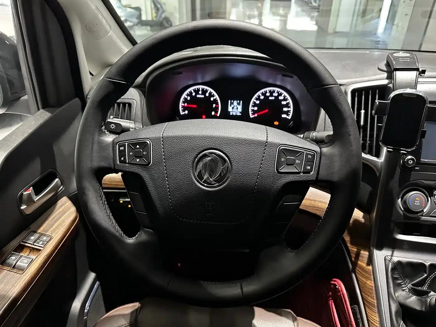 Lingzhi PLUS 2021 2.0L Manual Deluxe 7-Seater — миниатюра 7
