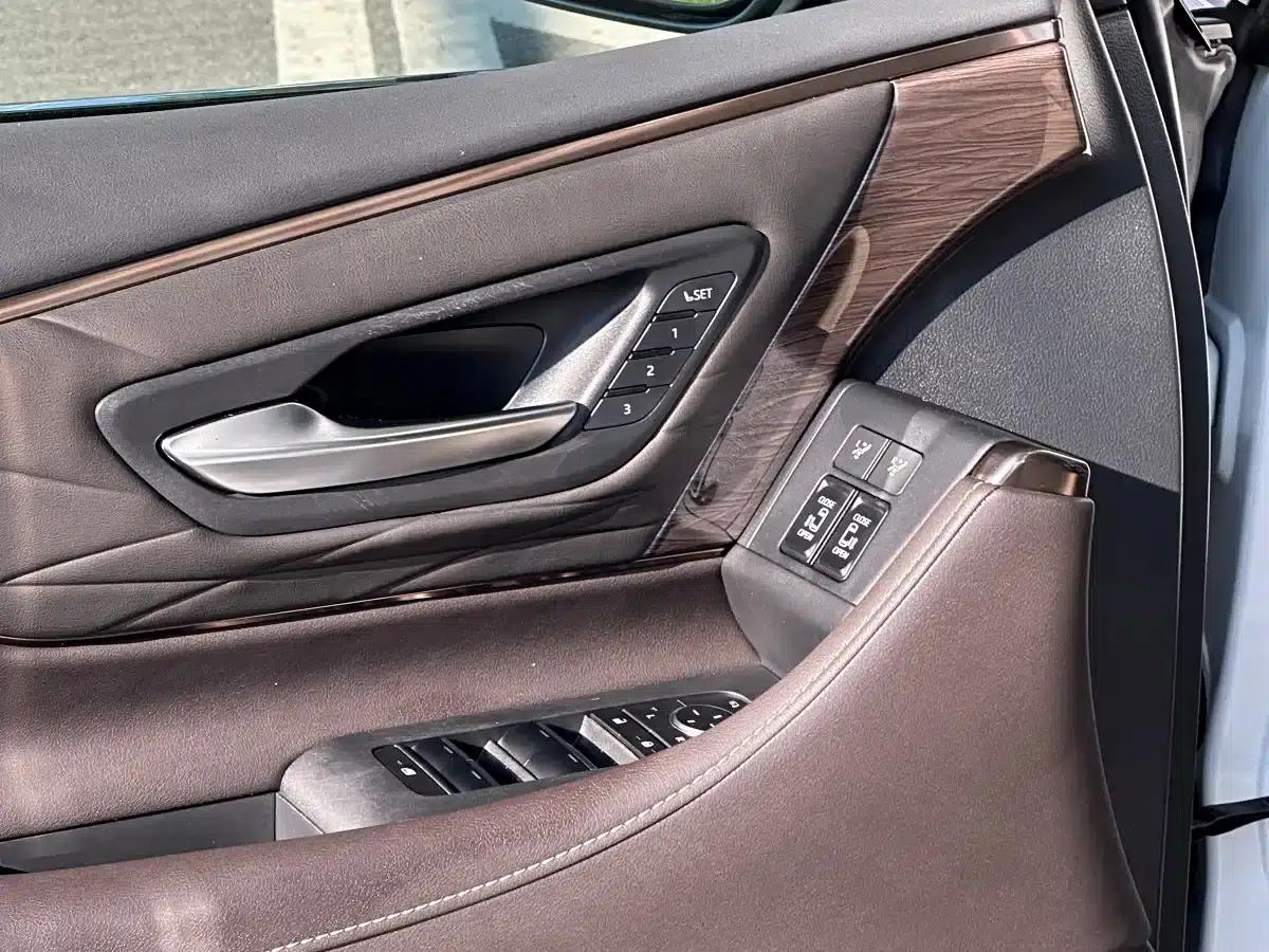 2024 Alphard Hybrid 2.5L Premium Edition — миниатюра 30