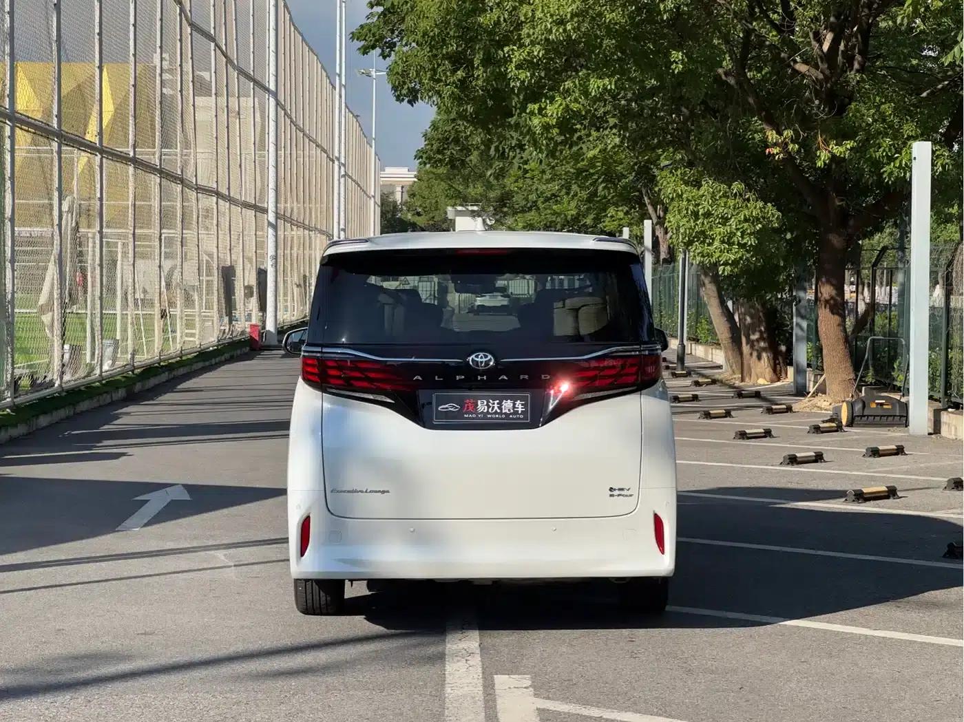 2024 Alphard Hybrid 2.5L Premium Edition — миниатюра 4