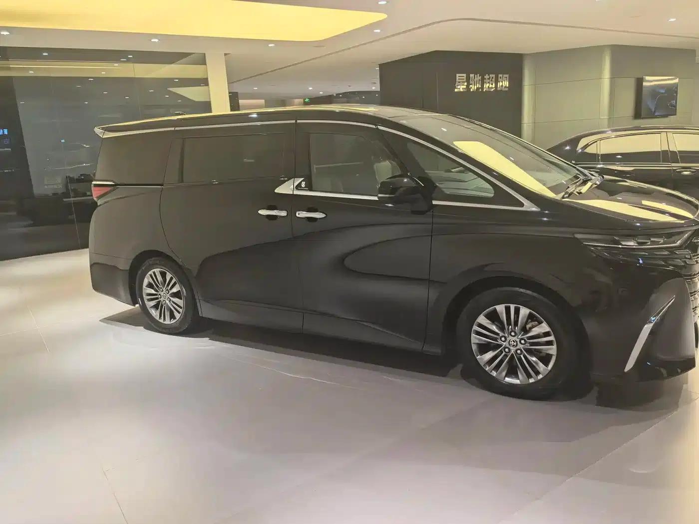 2024 Alphard Hybrid 2.5L Premium Edition — миниатюра 4