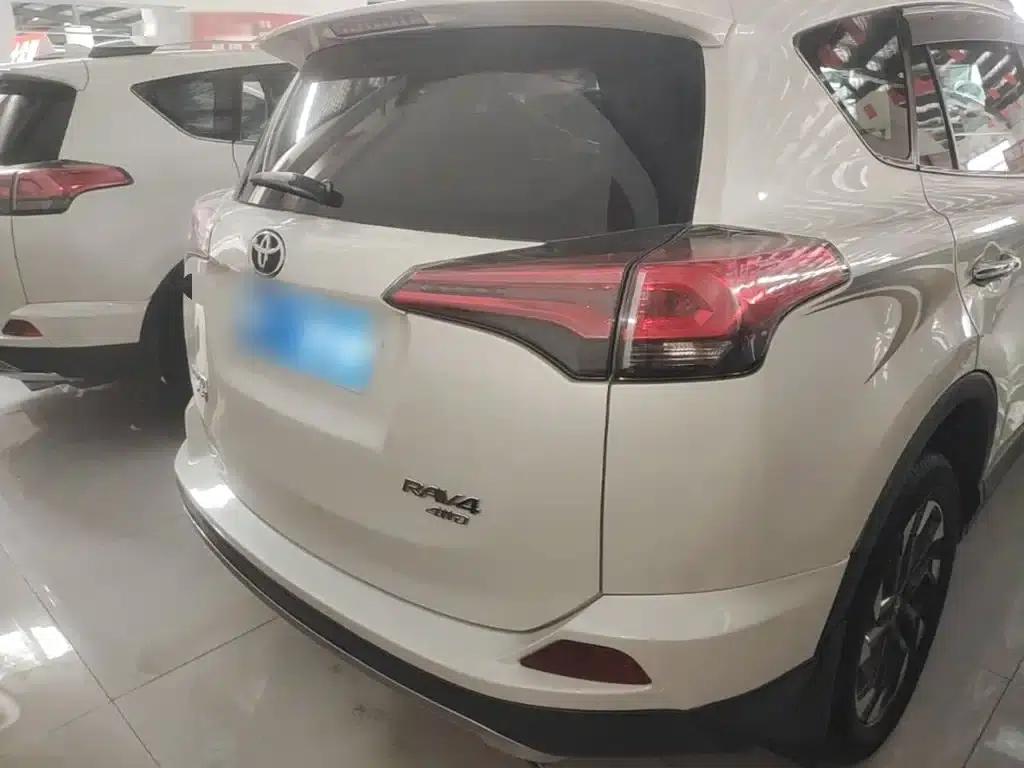 2016 RAV4 2.5L Automatic 4WD Elite Edition — миниатюра 6