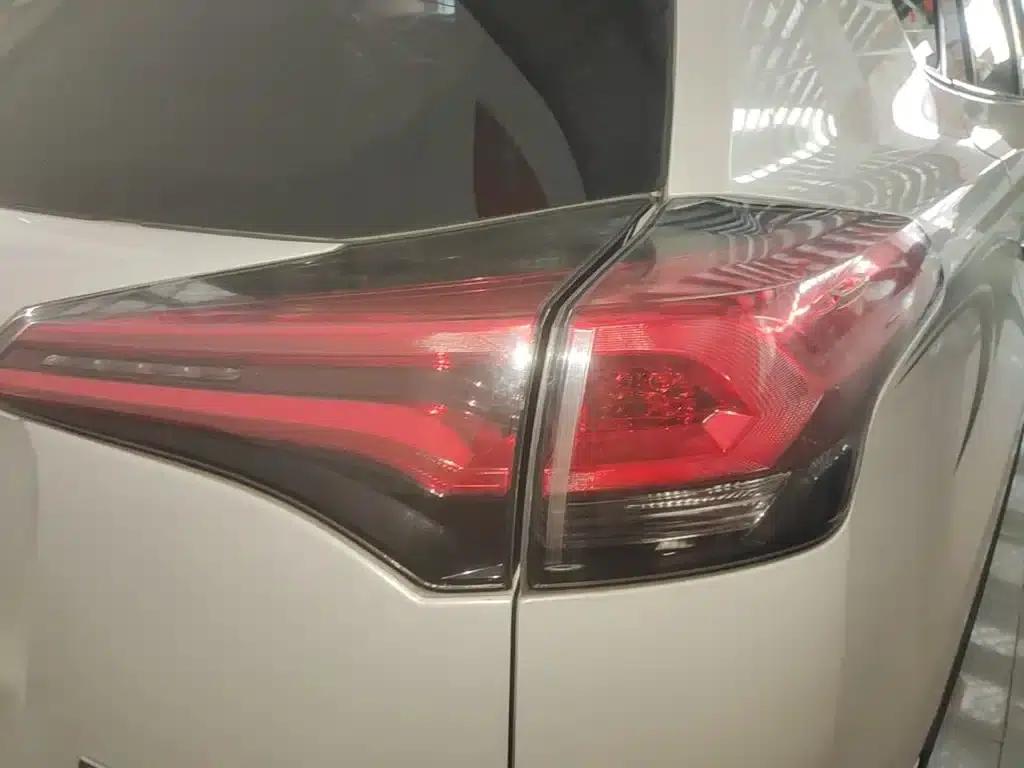 2016 RAV4 2.5L Automatic 4WD Elite Edition — миниатюра 8
