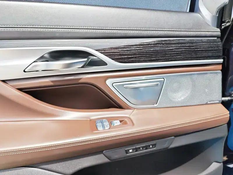 2021 BMW 7 Series 730Li M Sport Package — миниатюра 8