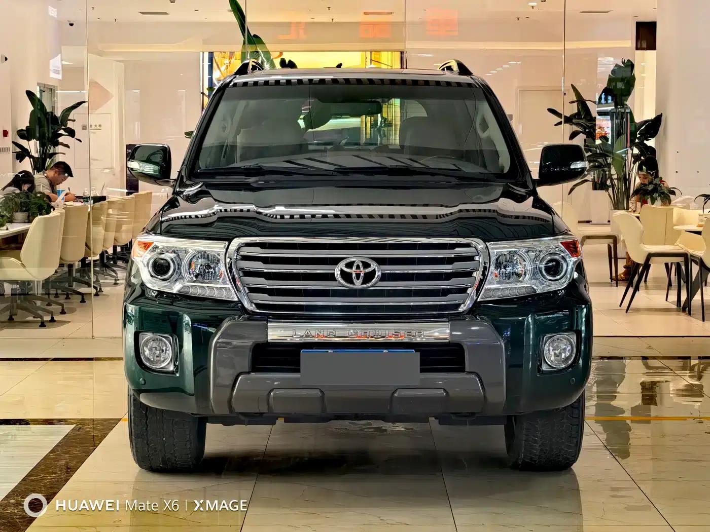 2012 Land Cruiser 4.6L Automatic VX-R — миниатюра 1