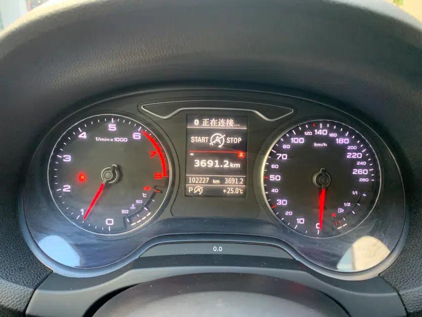 Audi A3 2015 Sportback 40 TFSI Automatic Comfort Model — миниатюра 8