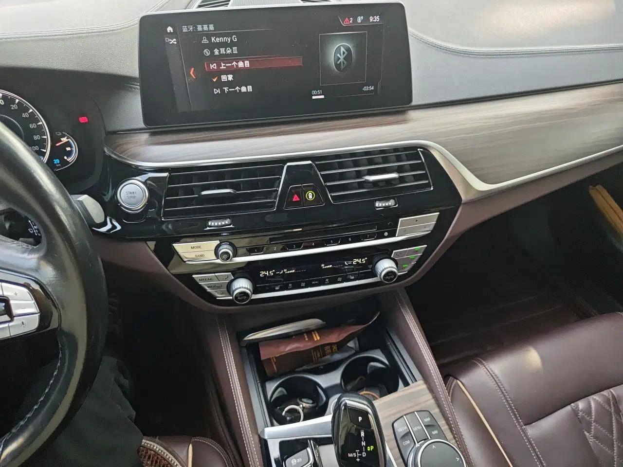 BMW 5 Series New Energy 2018 530Le Luxury Package — миниатюра 13