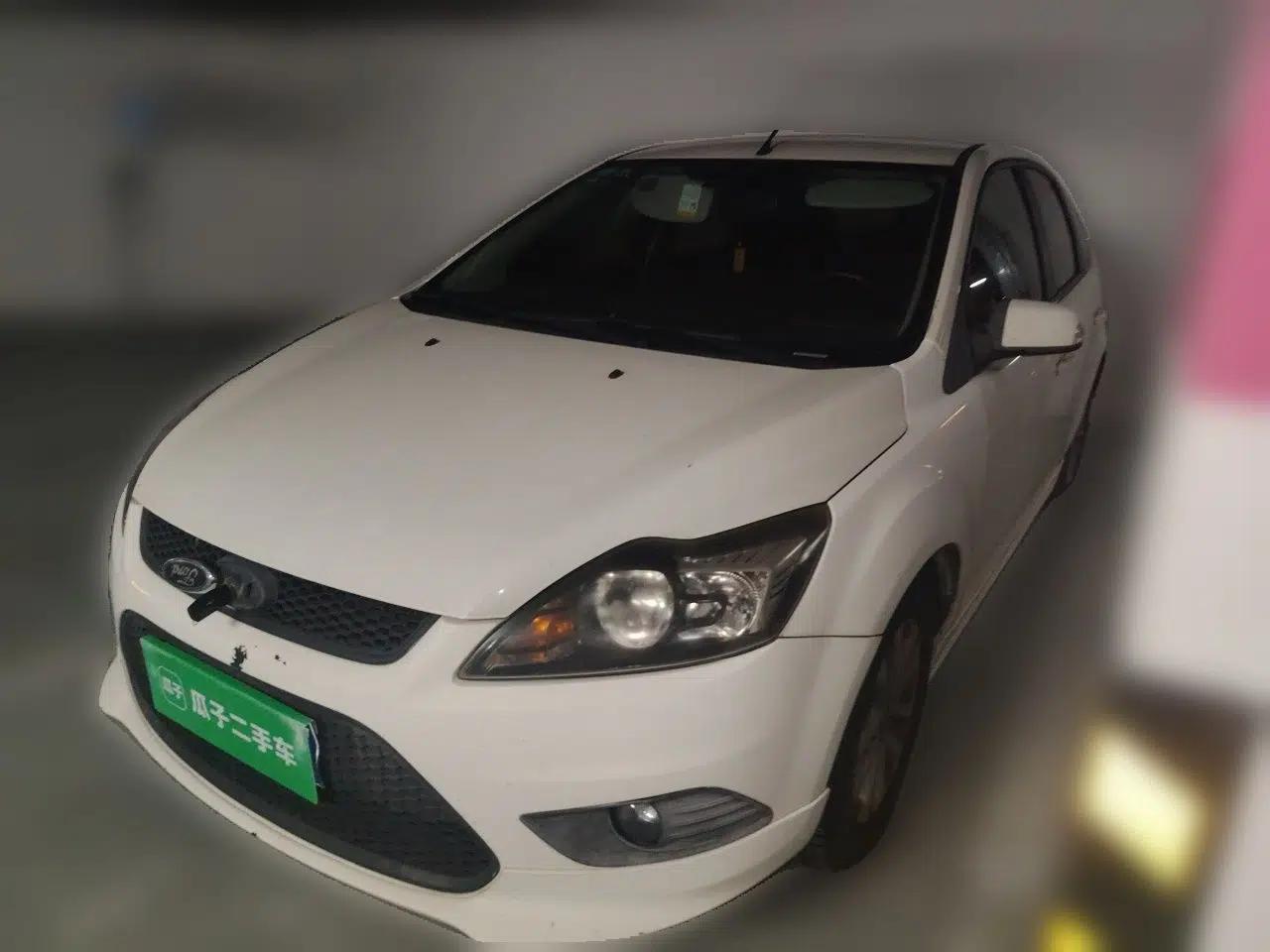 Ford Focus 2013 Hatchback Classic 1.8L Automatic Base Model — миниатюра 1
