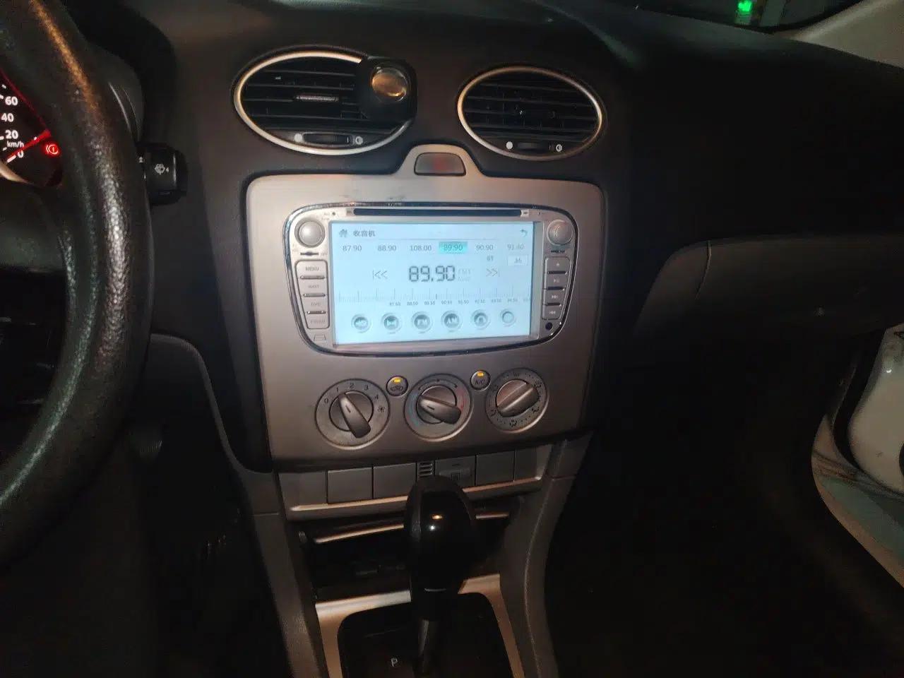 Ford Focus 2013 Hatchback Classic 1.8L Automatic Base Model — миниатюра 13