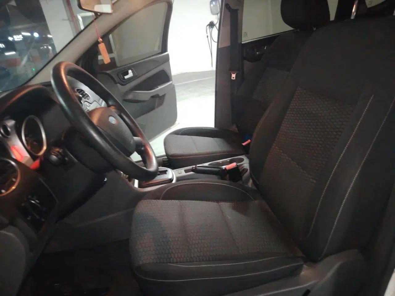 Ford Focus 2013 Hatchback Classic 1.8L Automatic Base Model — миниатюра 15