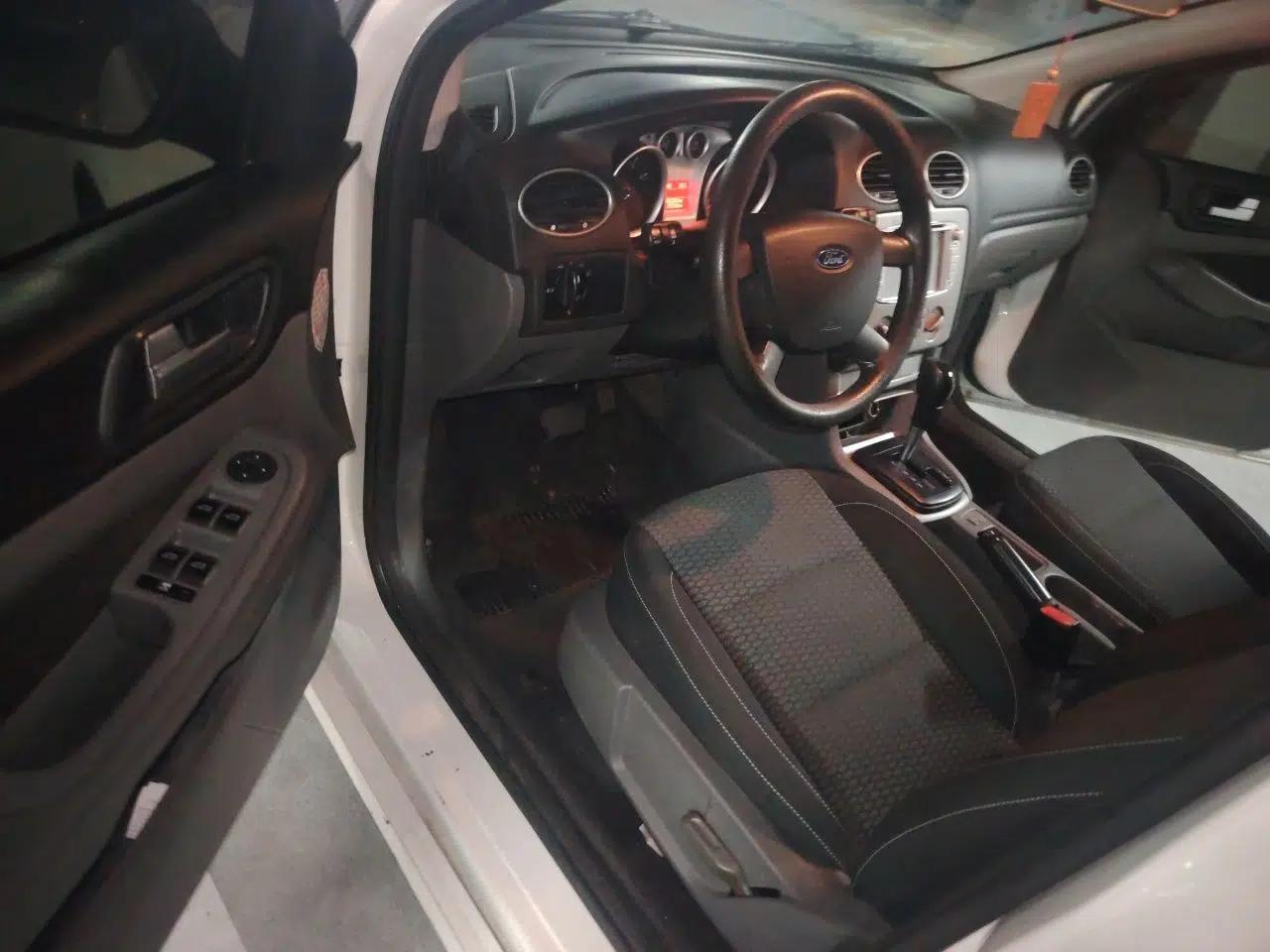 Ford Focus 2013 Hatchback Classic 1.8L Automatic Base Model — миниатюра 16