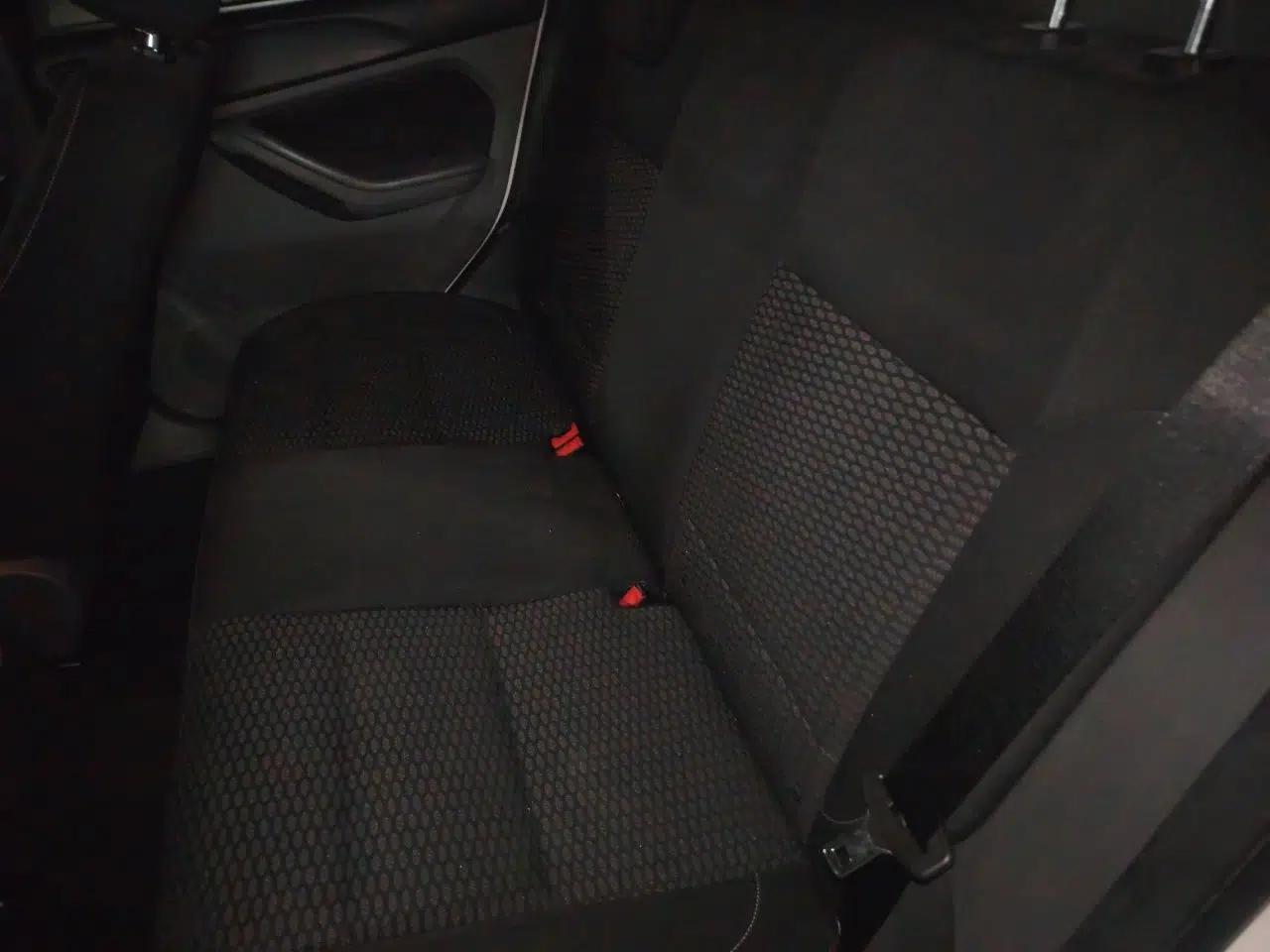 Ford Focus 2013 Hatchback Classic 1.8L Automatic Base Model — миниатюра 17