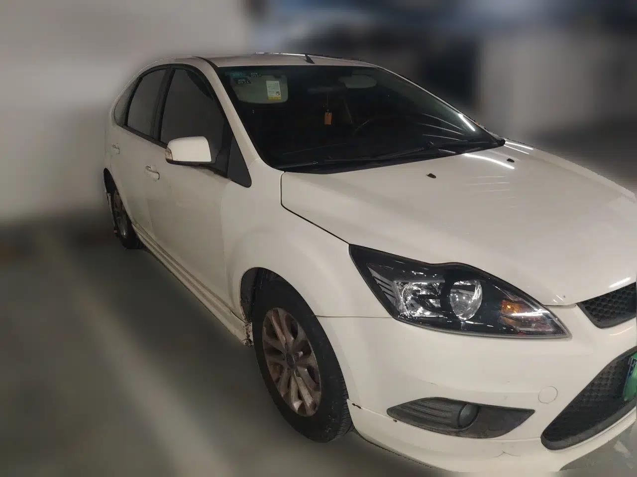 Ford Focus 2013 Hatchback Classic 1.8L Automatic Base Model — миниатюра 3