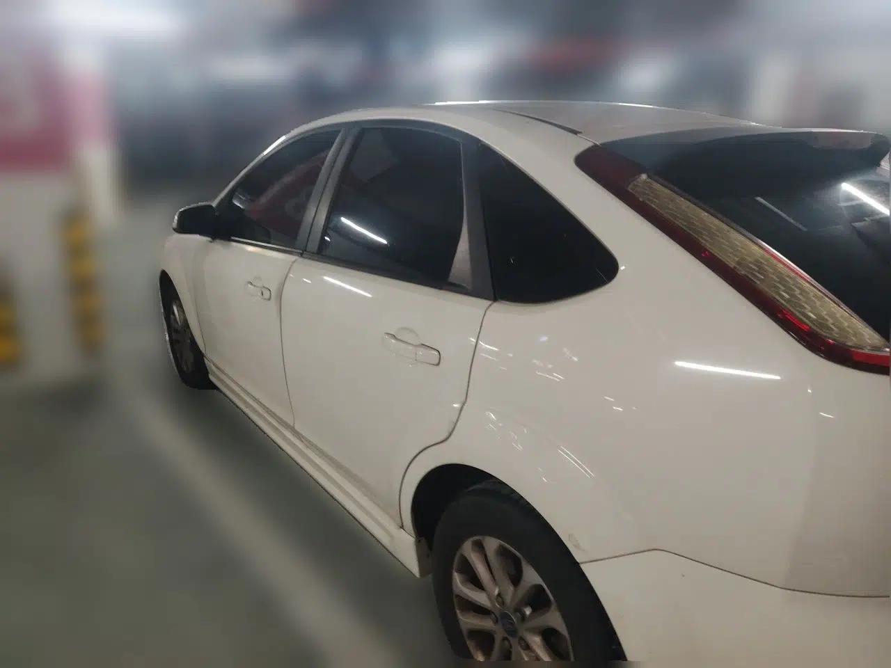 Ford Focus 2013 Hatchback Classic 1.8L Automatic Base Model — миниатюра 4