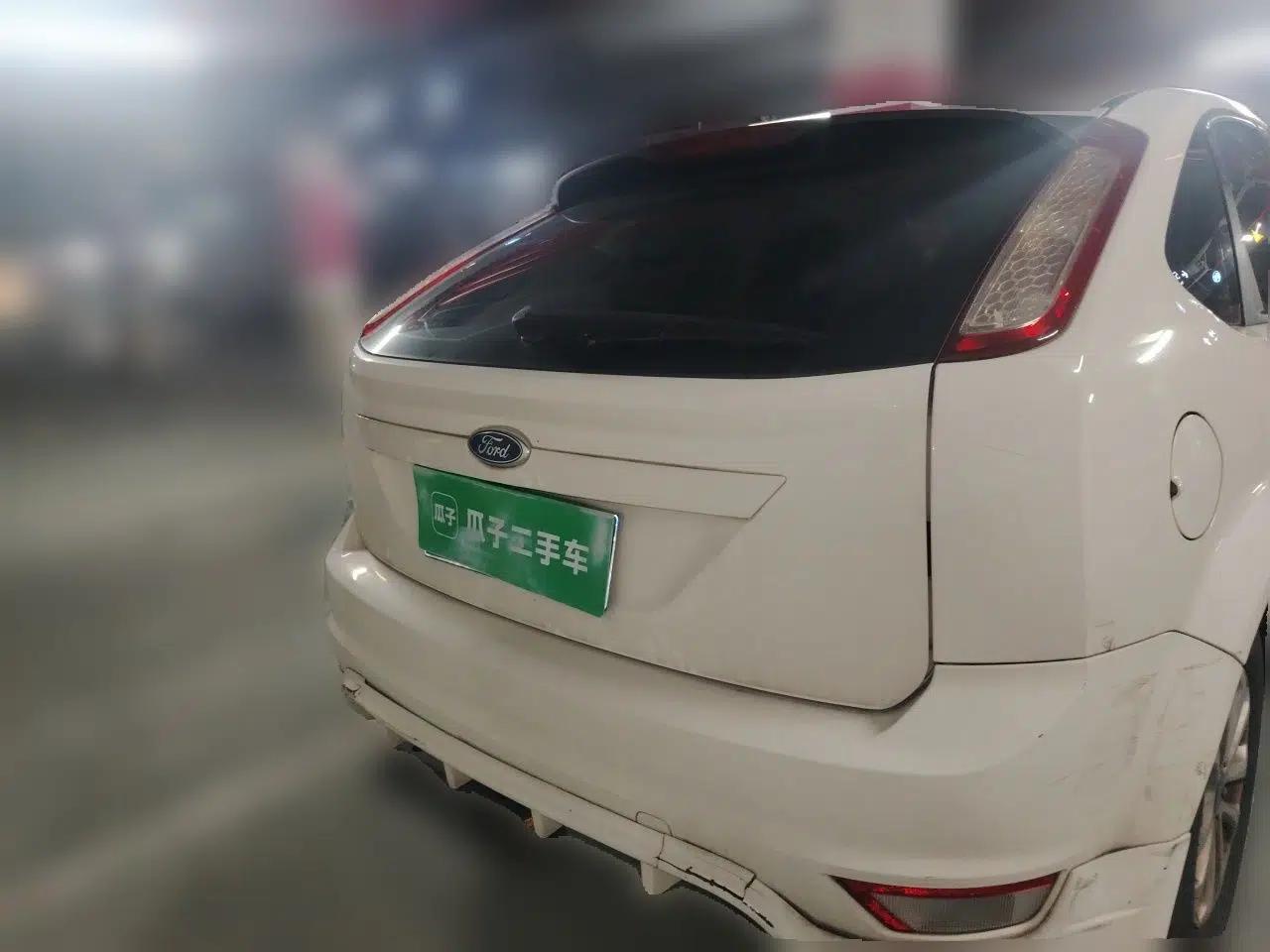 Ford Focus 2013 Hatchback Classic 1.8L Automatic Base Model — миниатюра 5