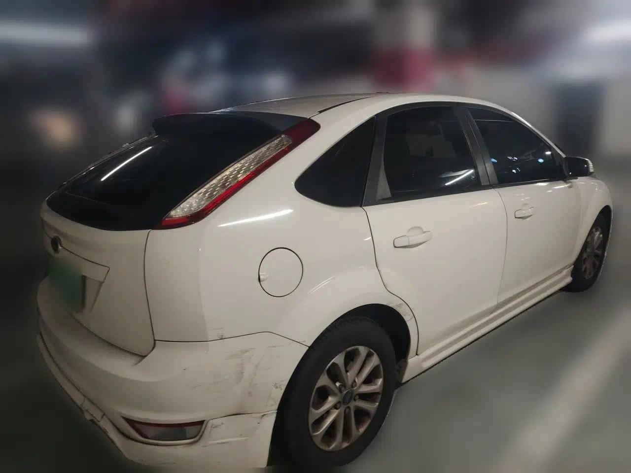 Ford Focus 2013 Hatchback Classic 1.8L Automatic Base Model — миниатюра 6