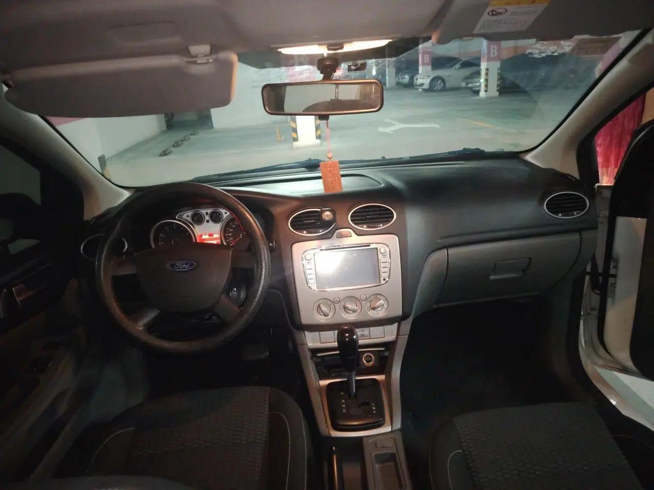 Ford Focus 2013 Hatchback Classic 1.8L Automatic Base Model — миниатюра 9