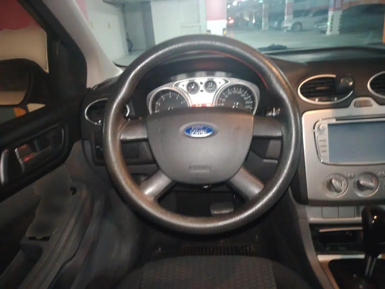 Ford Focus 2013 Hatchback Classic 1.8L Automatic Base Model — миниатюра 10
