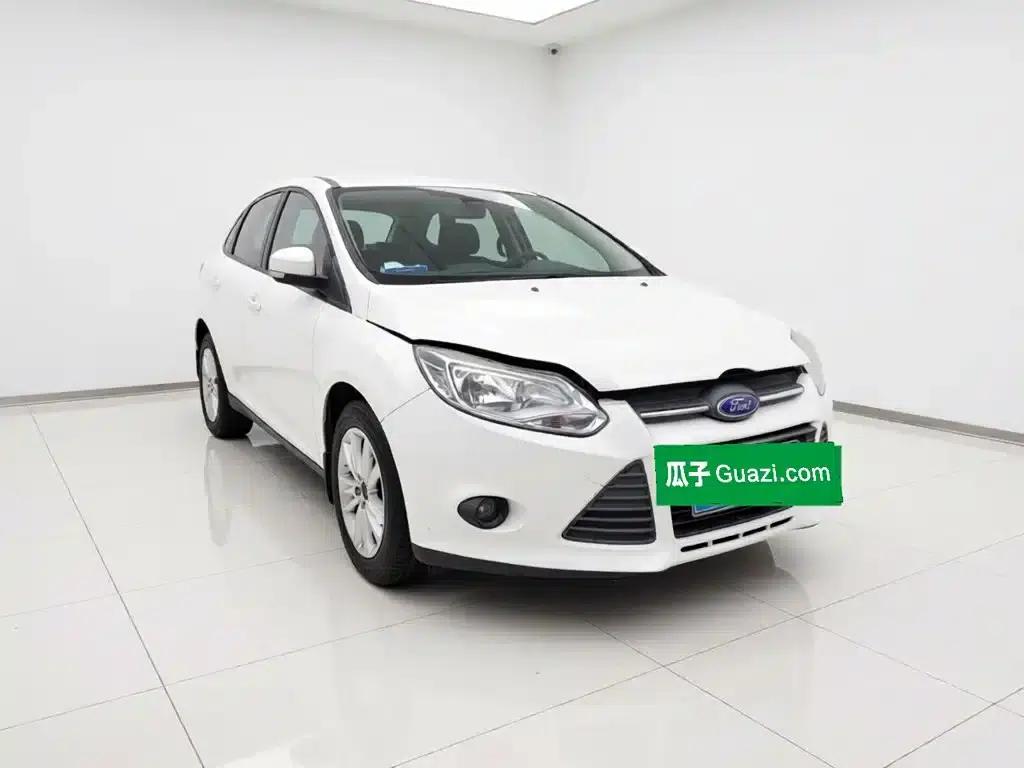 Ford Focus 2012 Sedan 1.6L Manual Comfort — миниатюра 3